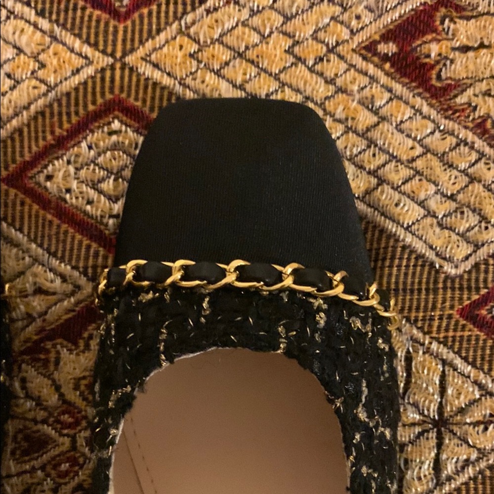 NIB Elegant Black and Gold Tweed Flats with Chain Trim - Picture 3 of 7